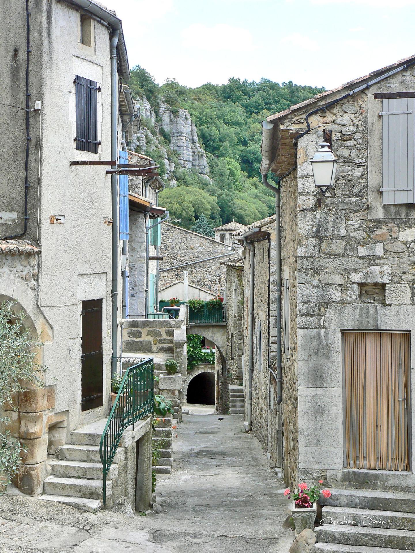 Vogüé - Village de caractère au bord de l'Ardèche à 13 kms d'Aubenas.…