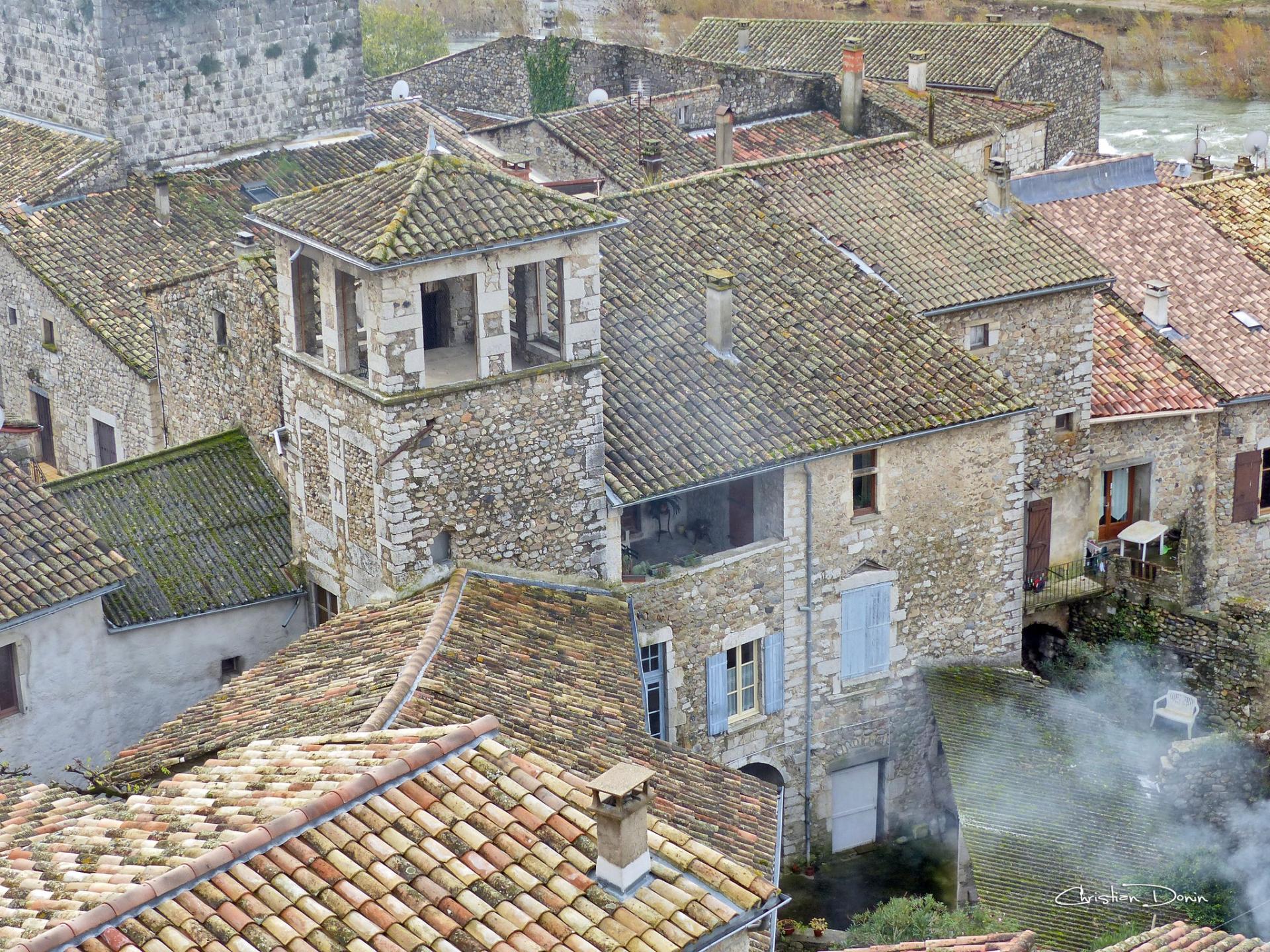 Vogüé - Village de caractère au bord de l'Ardèche à 13 kms d'Aubenas.…