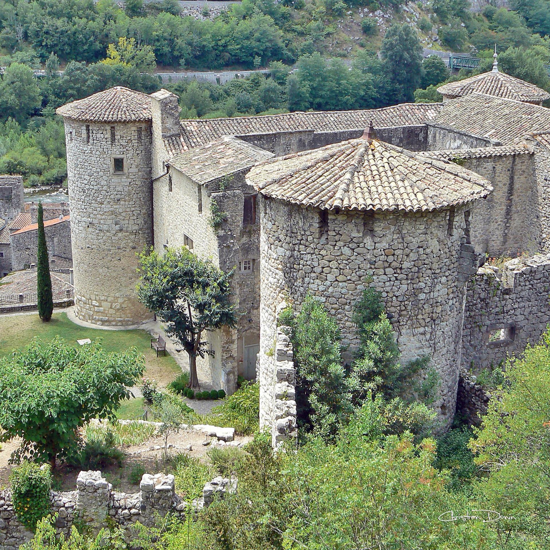 Vogüé - Village de caractère au bord de l'Ardèche à 13 kms d'Aubenas.…