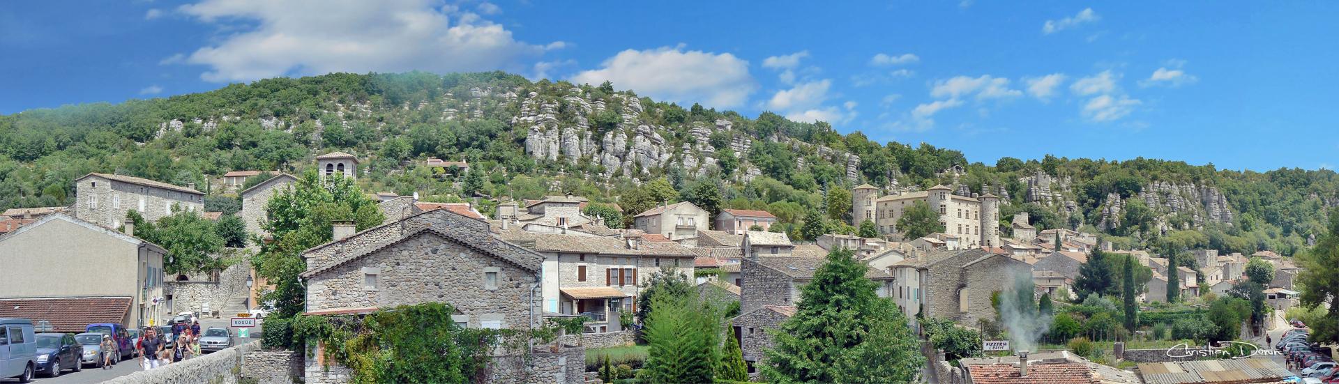 Vogüé - Village de caractère au bord de l'Ardèche à 13 kms d'Aubenas.…